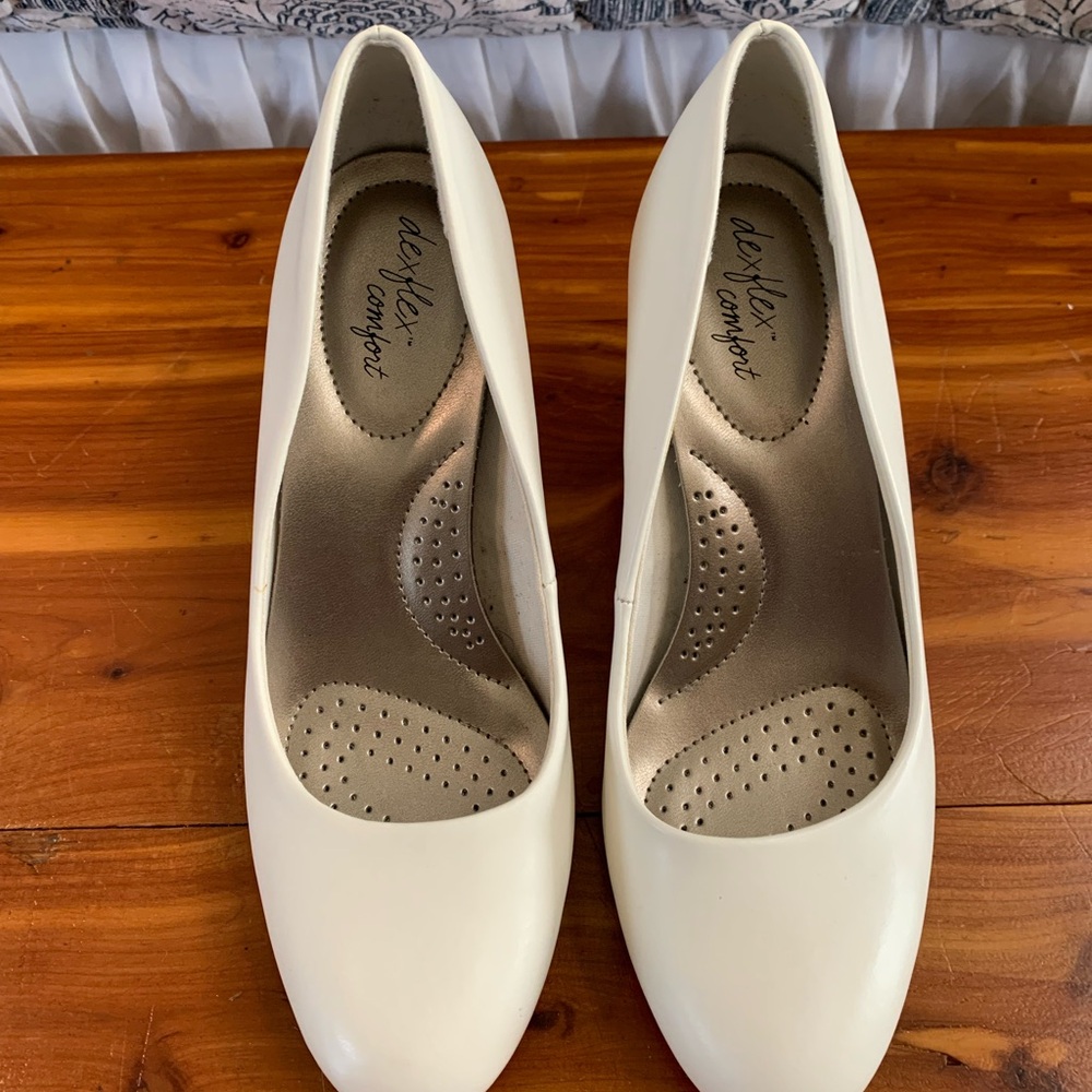De flex comfort White 2 1/2”Heels for Women